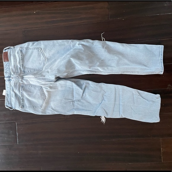 Womens Hollister light wash ripped jeans (size 7R) - Picture 3 of 3